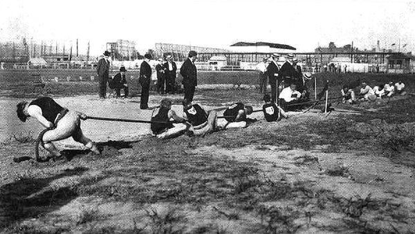 Одна из встреч по перетягиванию каната на Олимпийских играх 1904.
