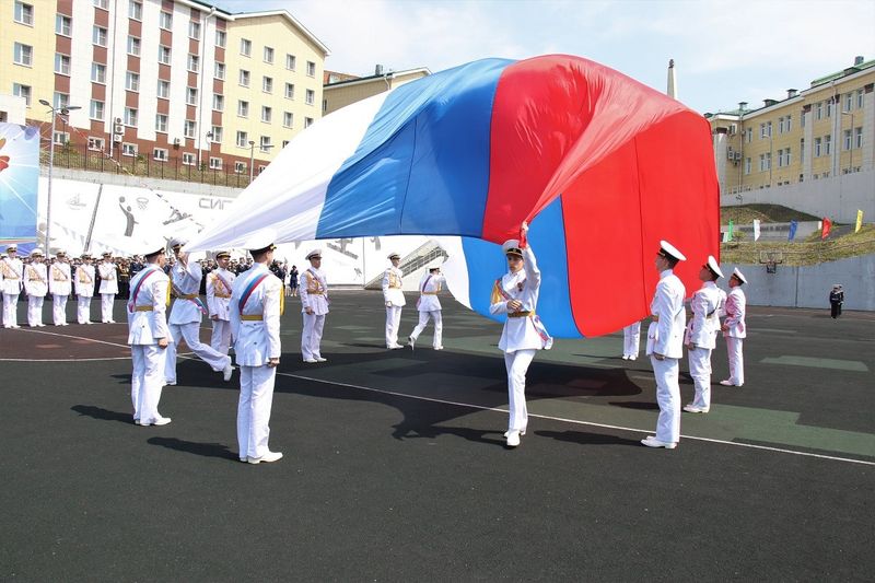 Развертывание флага России.