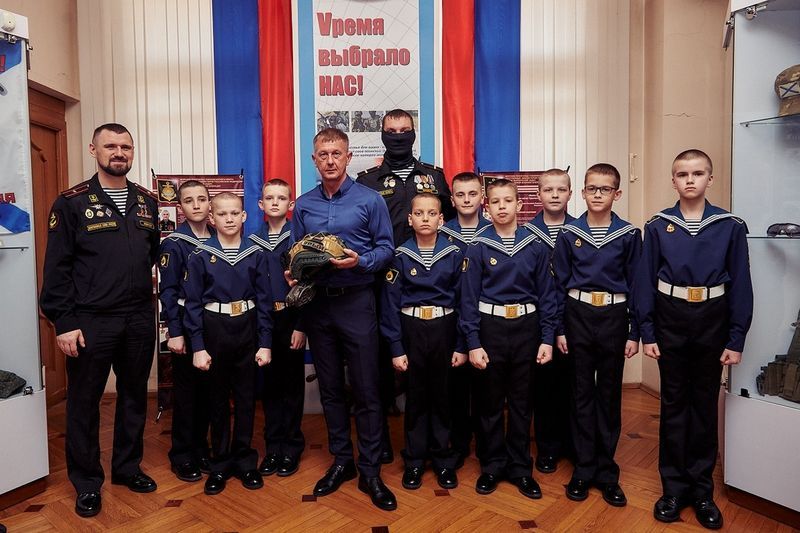 Воспитанники Владивостокского Нахимовского военно-морского училища с участниками СВО.