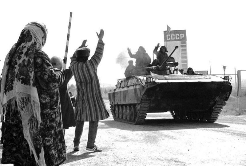 Жители Афганистана приветствуют советские войска.