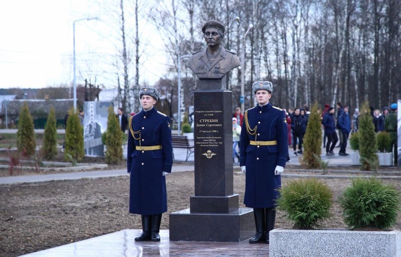 Конаково. Памятник десантнику Денису Стребину.