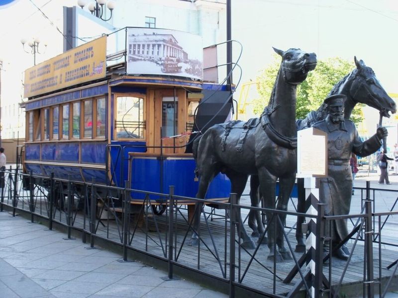 Памятник конке в Санкт-Петербурге.