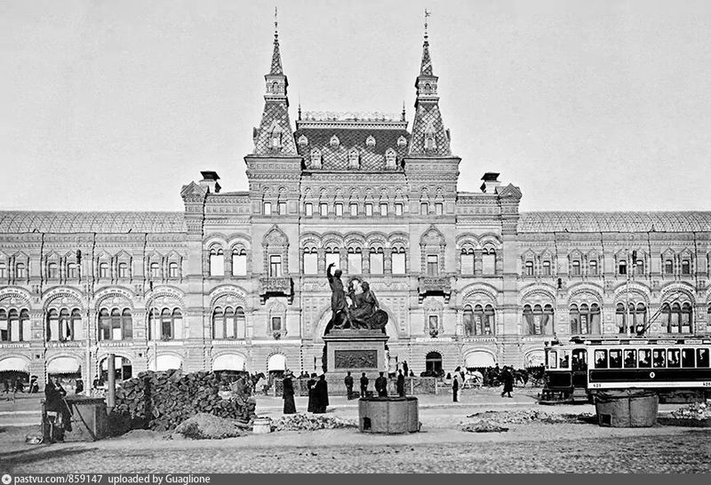 Московский Трамвай около памятника Минину и Пожарскому и ГУМа. 1909 год.