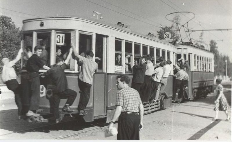 Молодые москвичи торопятся к началу рабочей смены. 1955 г.