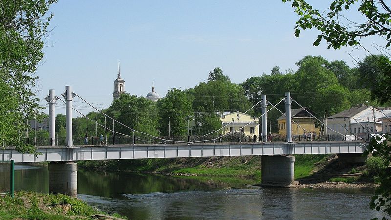 Торжок. Пешеходный мост через Тверцу. Ильинская церковь вдали.