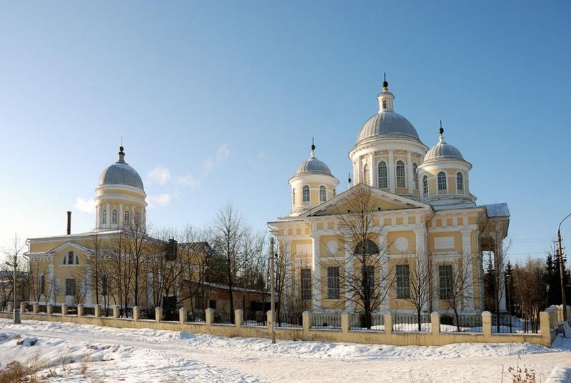 Церковь Входа Господня в Иерусалим (слева) и Спасо-Преображенский собор.