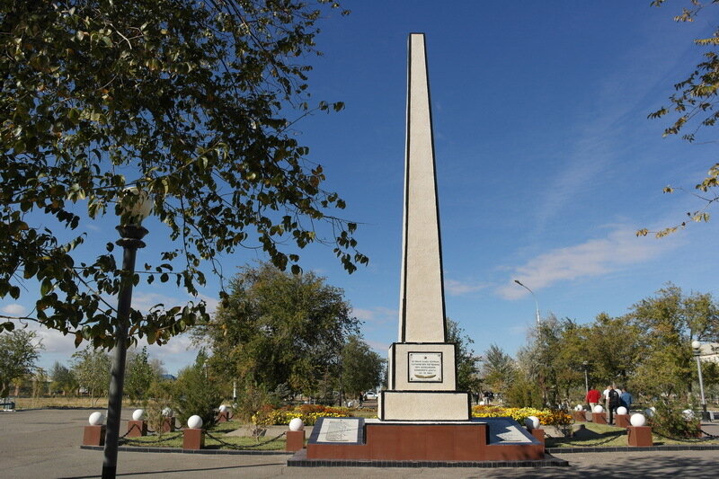 Обелиск в Ленинске погибшим ракетчикам в 1960 году.