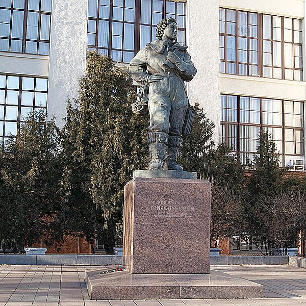 Памятник Гризодубовой. Скульпторы Салават Щербаков и Фёдор Викулов.