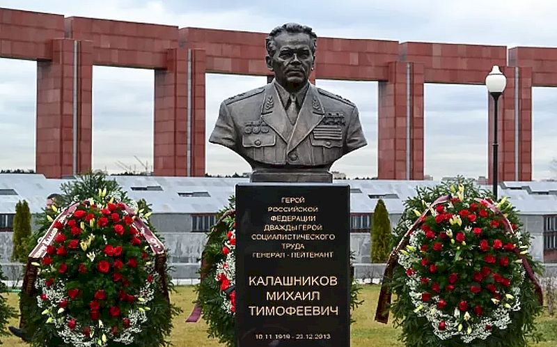 Калашников Михаил. Памятник в «Пантеоне защитников Отечества».