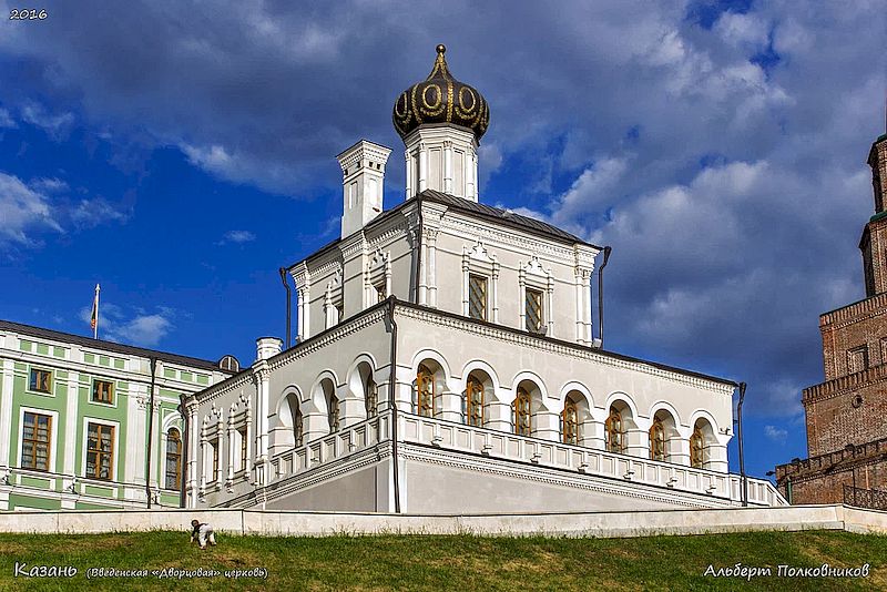 Дворцовая (Введенская, с 1859 — Духосошественская) церковь.