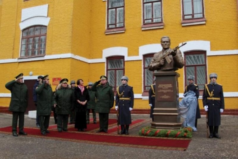 Открытие памятника к 100-летию конструктора М. Т. Калашникова.