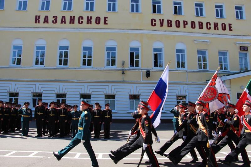 Прохождение суворовцев торжественным маршем.