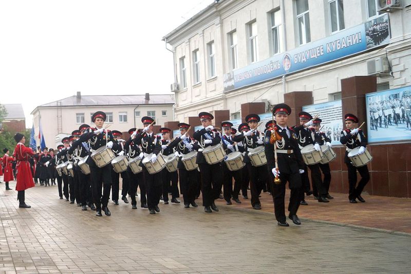 На парадном марше казачьего кадетского корпуса барабанщики.