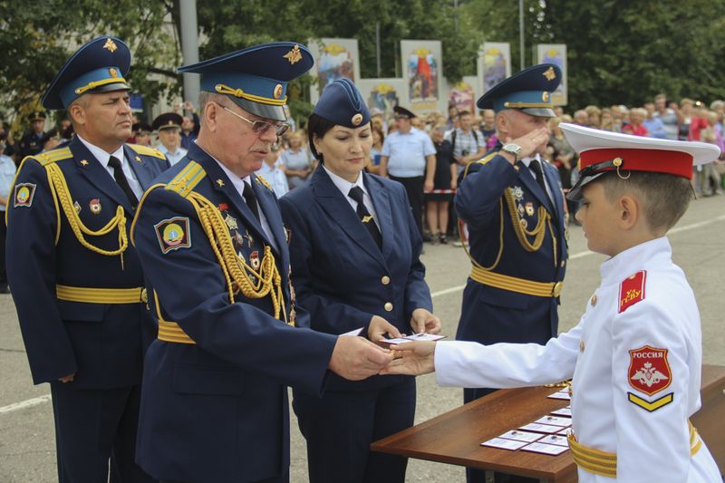 Вручение удостоверения суворовца.