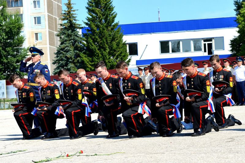 Прощание со знаменем училища.