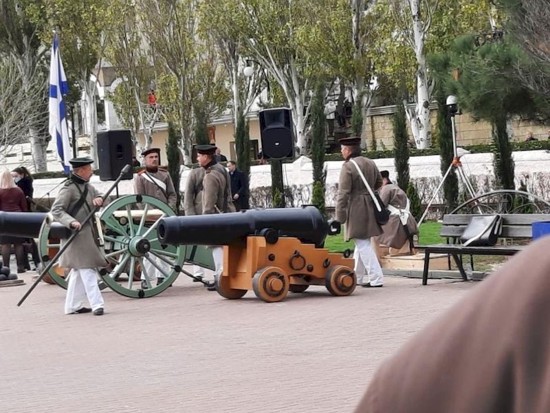 Подготовка к церемонии открытия памятника генералу Котляревскому. 28 ноября 2020 года.