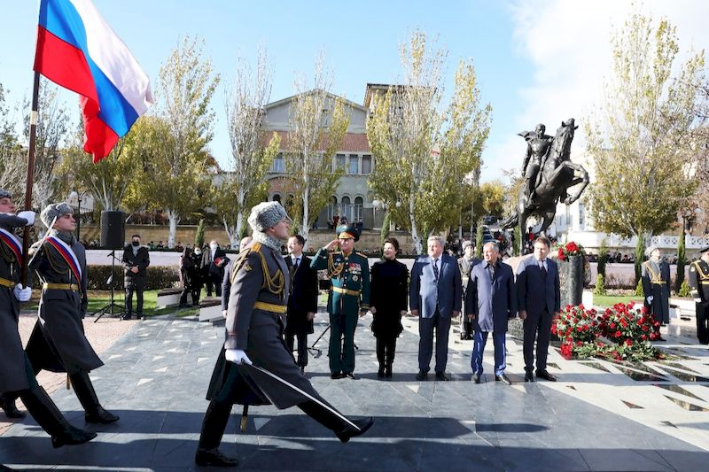 Церемония открытия памятника генералу Котляревскому в Феодосии.