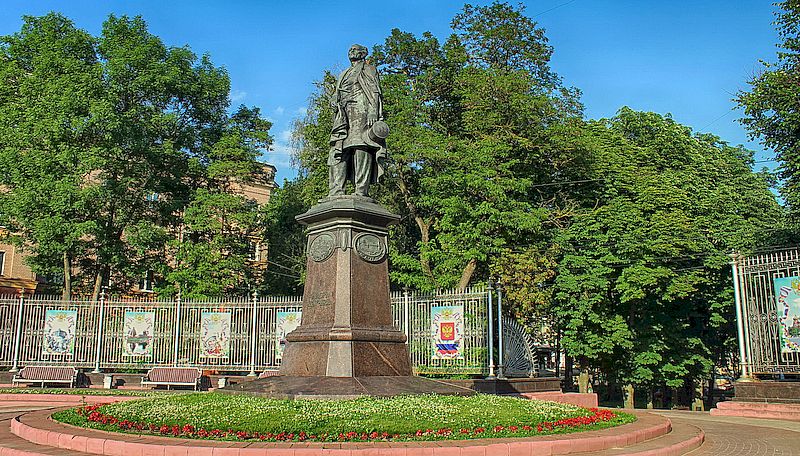 Памятник Фёдору Ивановичу Тютчеву. Брянск, сквер имени Ф. И. Тютчева.