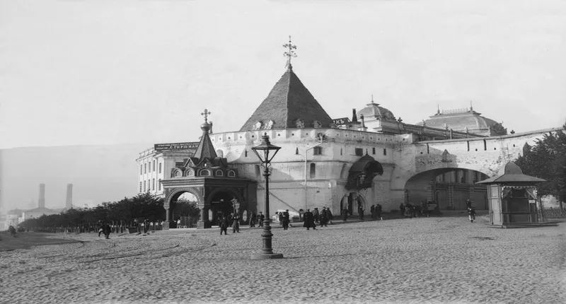 Фонарный столб на площади Варварские ворота. Москва.1890-е гг. Главархив Москвы.