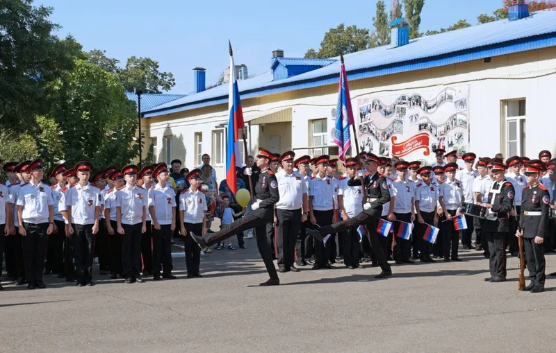 Внос знамён на Торжественной линейке.