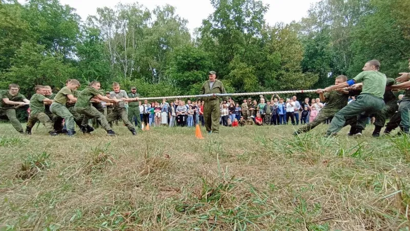 Перетягиванием каната.