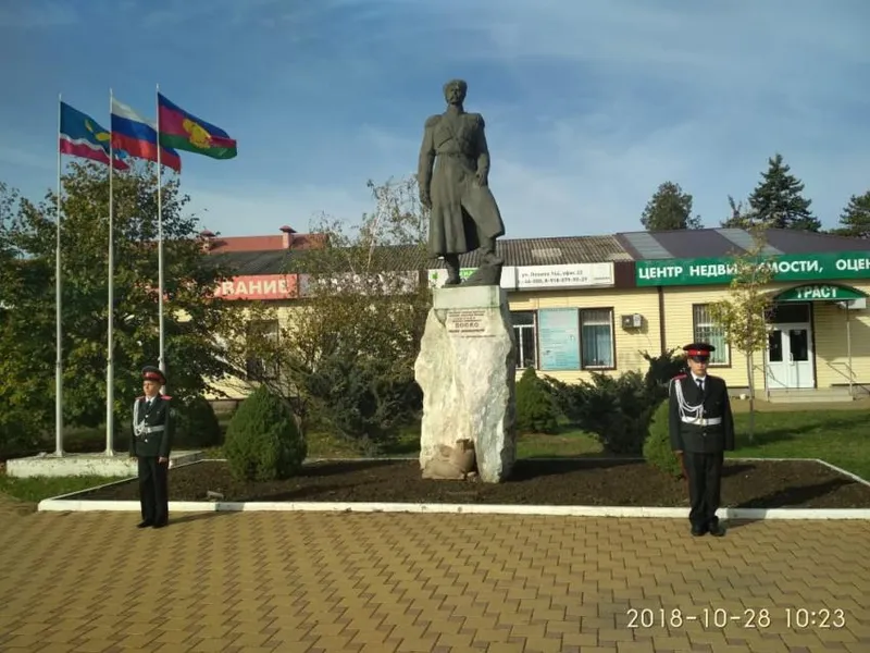 Вахта памяти возле памятника казаку Ивану Диомидовичу Попко.