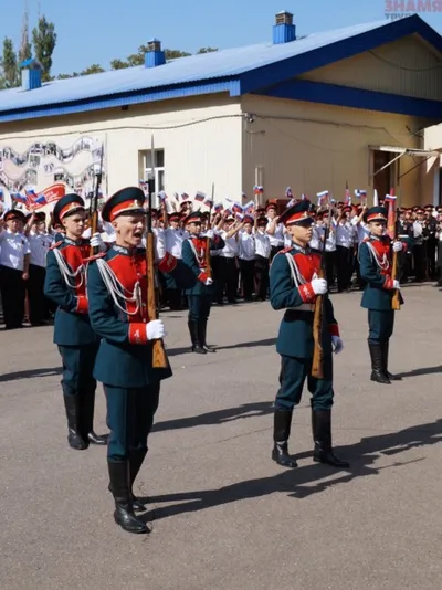 Кадеты показывают своё умение обращаться с оружием.