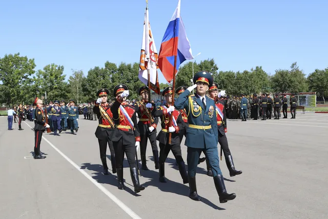 Начинается мероприятие под звуки военного оркестра и вынос знамён Российской Федерации и Суворовского училища.