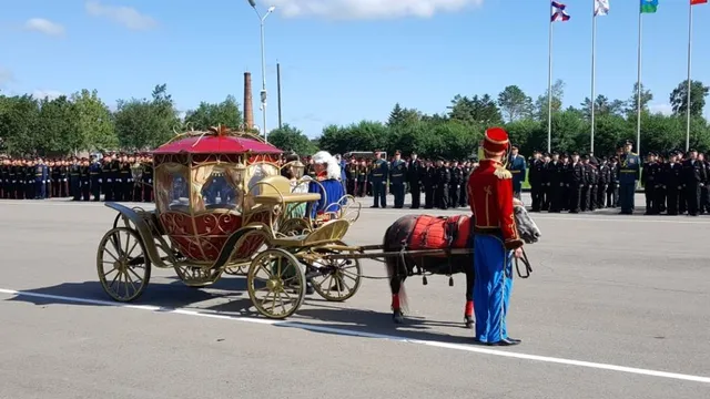 По традиции на плац выехала карета. В ней были императрица Екатерина II и полководец граф Александр Суворов.