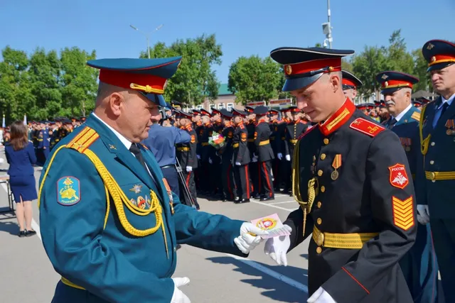 Вручение удостоверения выпускника Уссурийского СВУ.