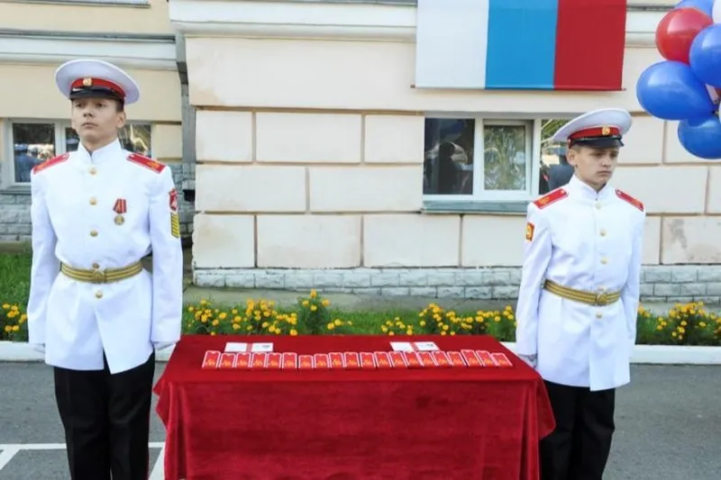 После клятвенного обещания каждый ещё вчерашний школьник получает удостоверение суворовца.