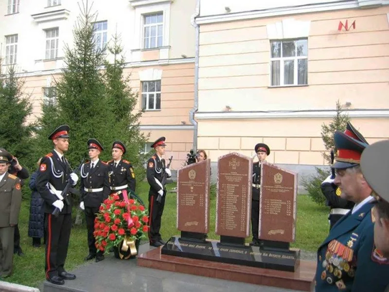 Памятник-мемориал в честь выпускников Екатеринбургского СВУ.