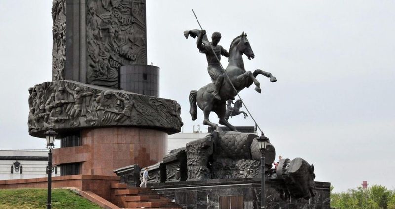 Москва. Поклонная гора. Скульптура «Святой Георгий, убивающий дракона». Памятник, спроектированный Зурабом Церетели.