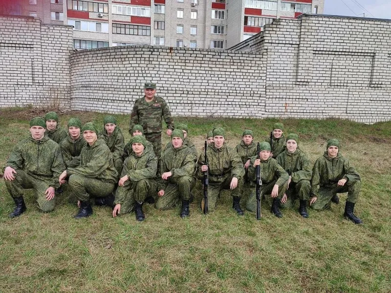 Кадеты на занятиях по военной подготовке.