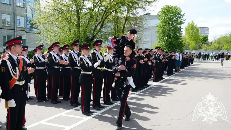 Прозвенел последний звонок.