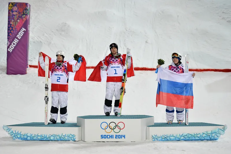 Российские спортсмены на олимпийском пьедестале.