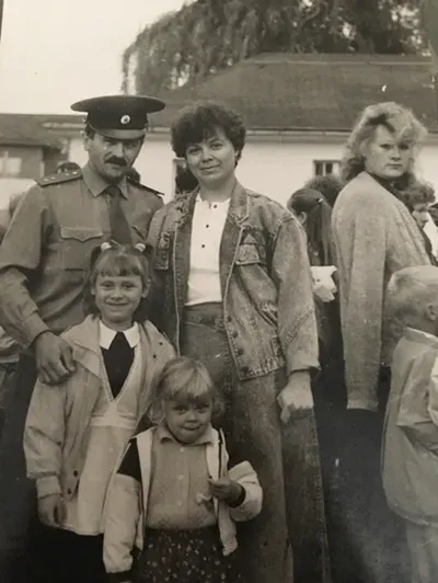 Валерий Иванович с семьёй в военном городке Мерзебурге. ГДР.