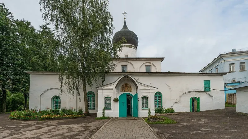 Церковь архангелов Михаила и Гавриила в Пскове с колокольней. Основана в 1339 году.