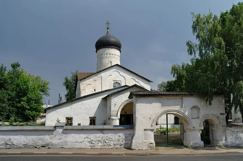 Церковь Косьмы и Дамиана с Примостья с остатками колокольни, воротами и оградой.