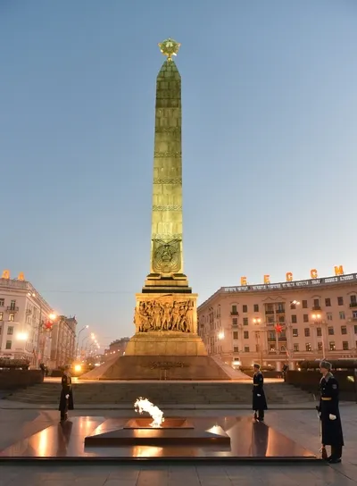 Вечный огонь у Монумент Победы в Минске.