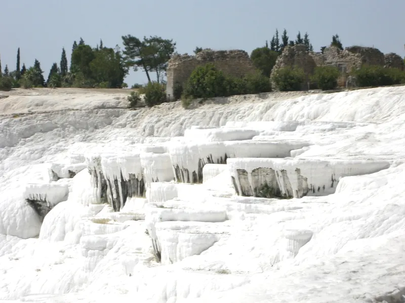 Террасы-бассейны причудливых форм.
