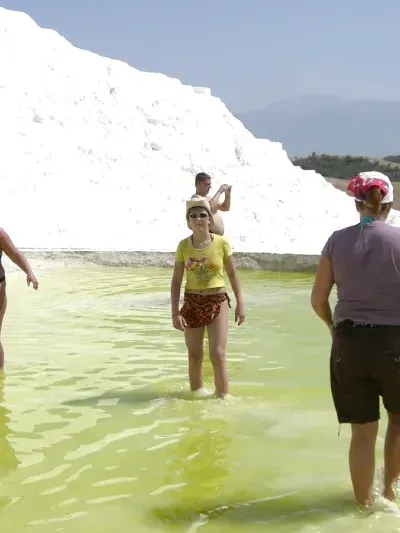 Разноцветная вода в террасах-бассейнах.