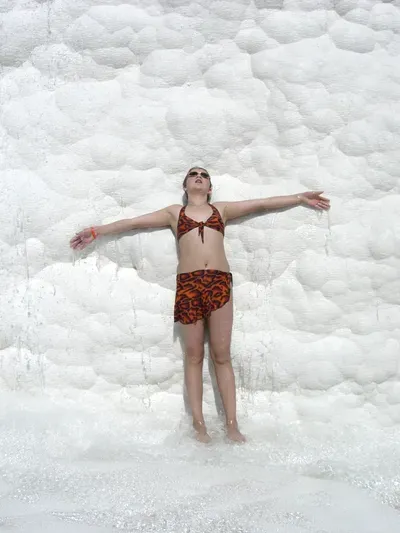 Разноцветная вода в террасах-бассейнах.