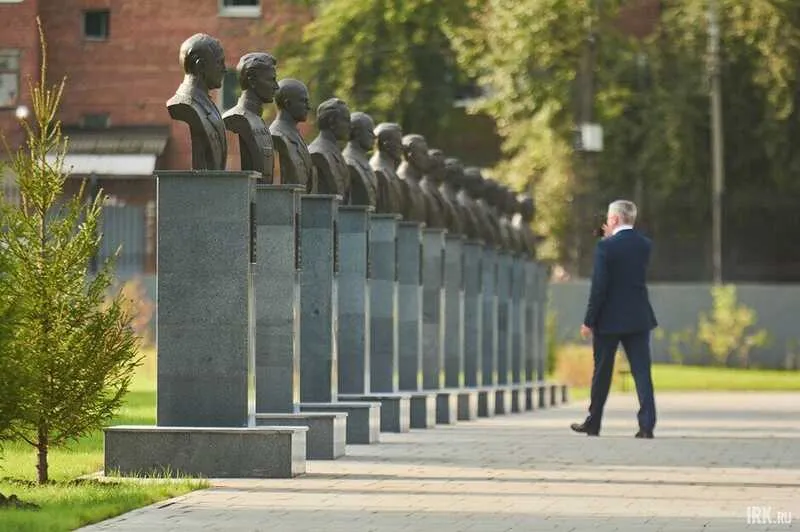 Памятные бюсты героям лётчикам. Иркутское СВУ.