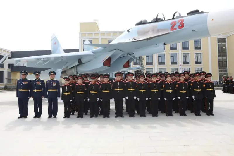 Военный самолёт Су-30, предоставленный ПАО «Яковлев», установлен во внутреннем дворе на постаменте.