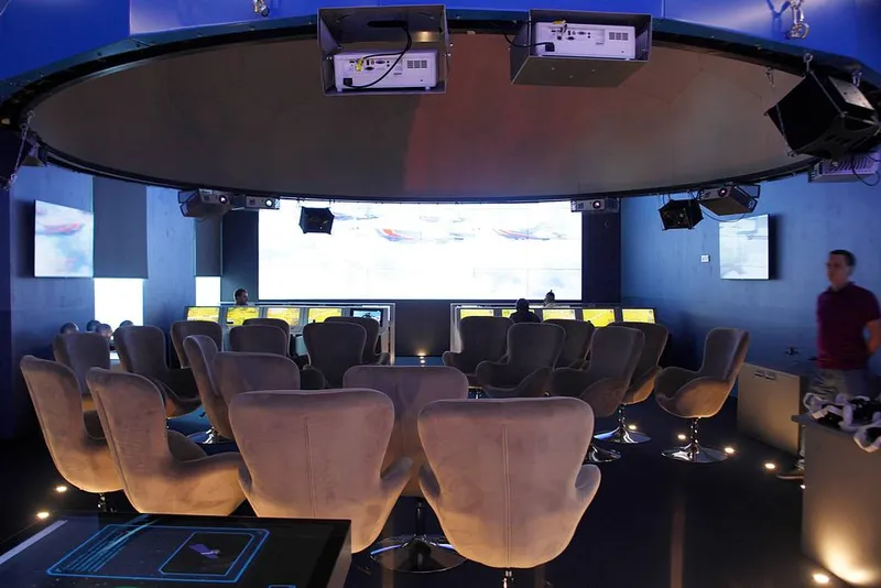 Аудитория для знакомства с работой военно-космических войск.