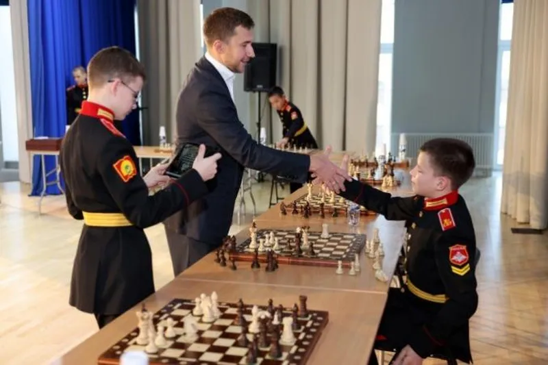 Шахматный матч Карякина с воспитанниками Иркутского СВУ.