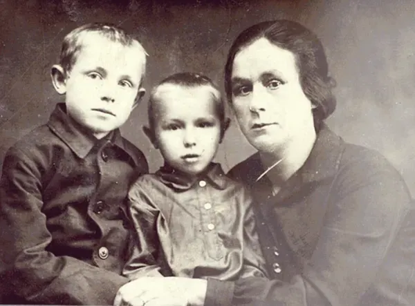 Иннокентий Смоктуновский (слева) с братом Владимиром и тётей в 1930 году