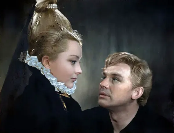 Анастасия Вертинская (Офелия) и Иннокентий Смоктуновский (Гамлет)