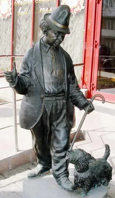 Скульптурная композиция «Карандаш и его собака Клякса», у входа в Союз цирковых деятелей России, Москва, улица Ефремова, дом 12. Автор — белорусский скульптор Вячеслав Долгов.